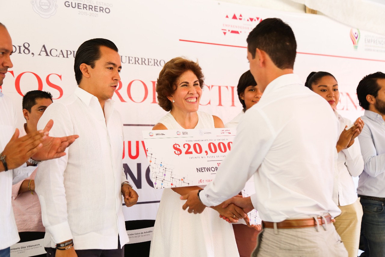 PRESIDENTA DEL DIF ENTREGA MEDIO MDP A JÓVENES EMPRENDEDORES CON EL PROGRAMA #SEJUVENETWORKING