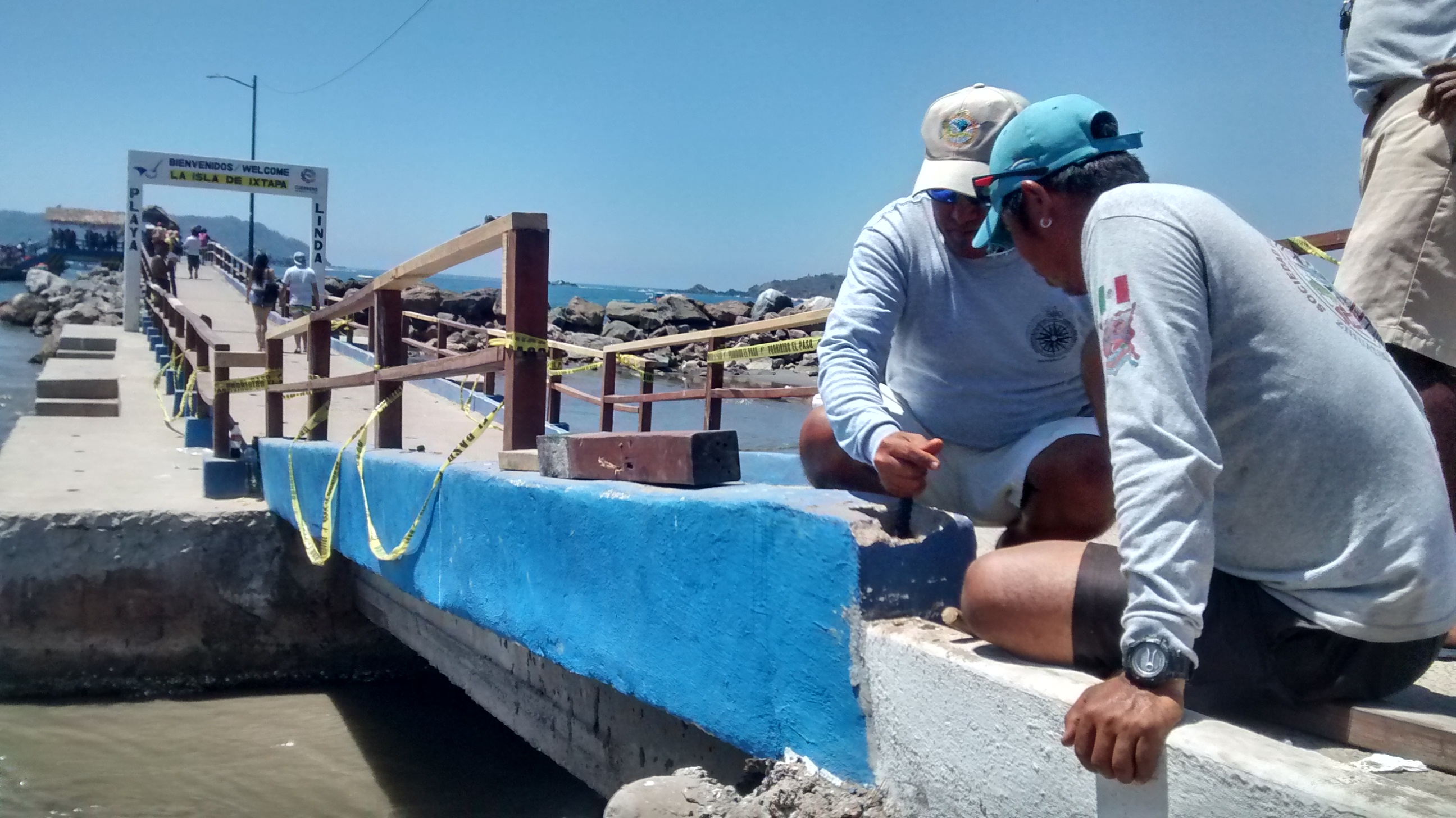 LANCHEROS REPARAN EMERGENTEMENTE MUELLE DE PLAYA LINDA