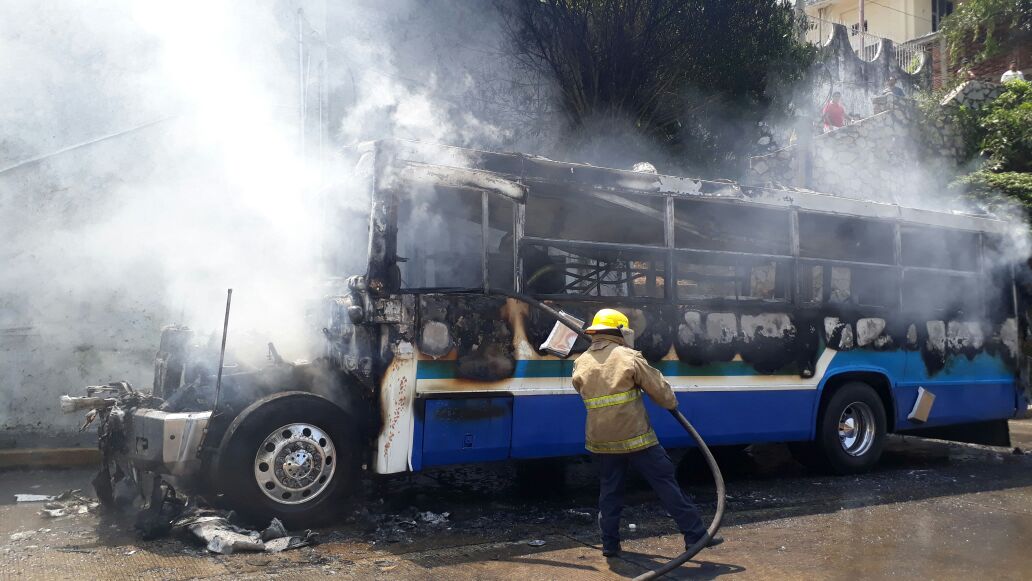 SUSPENDEN SERVICIO DE URBANOS TRAS INCENDIO DE UNIDAD EN ACAPULCO