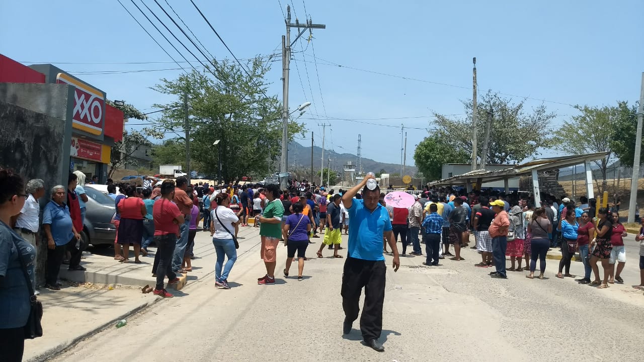 FAMILIARES DE INTERNOS DEL CERESO PROTESTAN POR ABUSOS