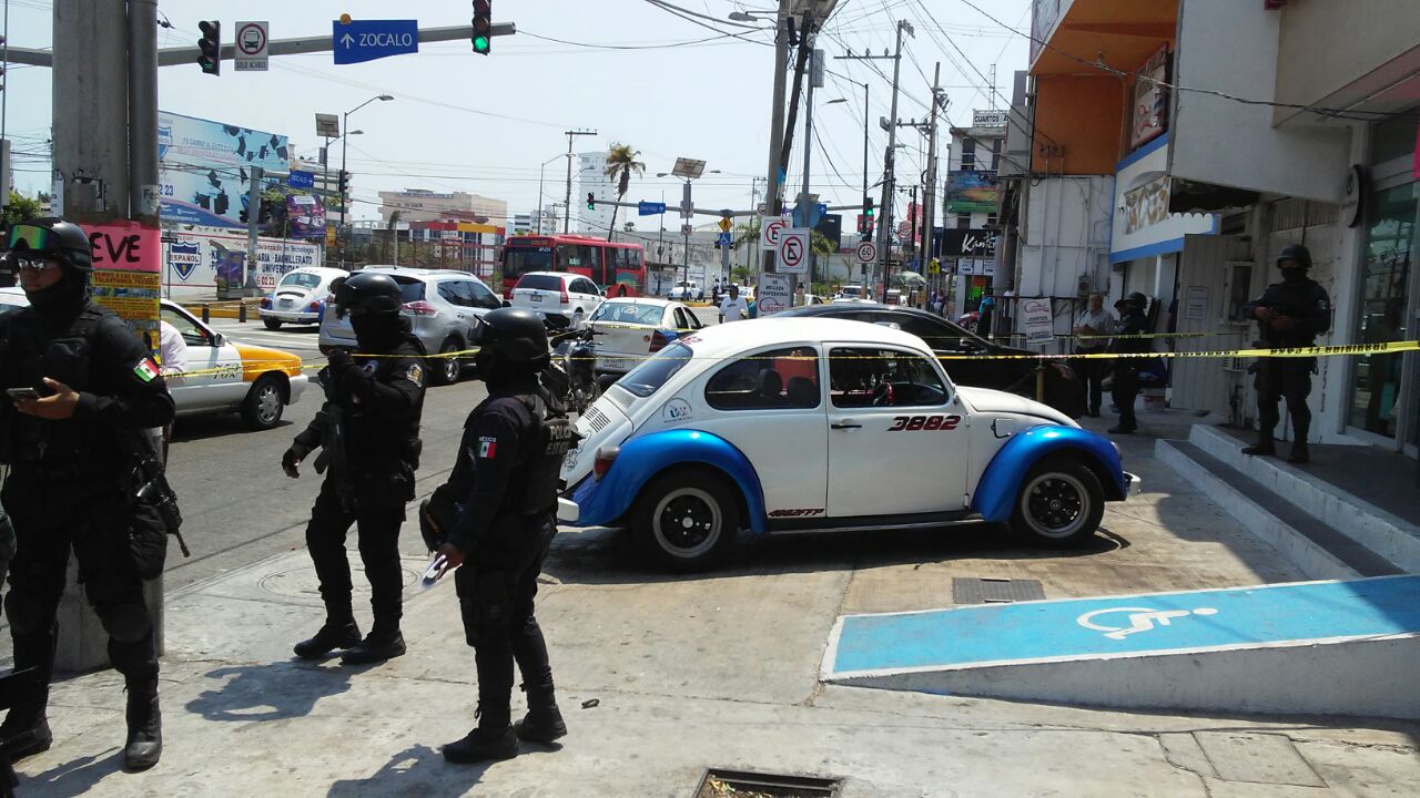 ROBO DE UN TAXI PROVOCA BALACERA EN COSTERA ROBO DE UN TAXI PROVOCA BALACERA EN COSTERA