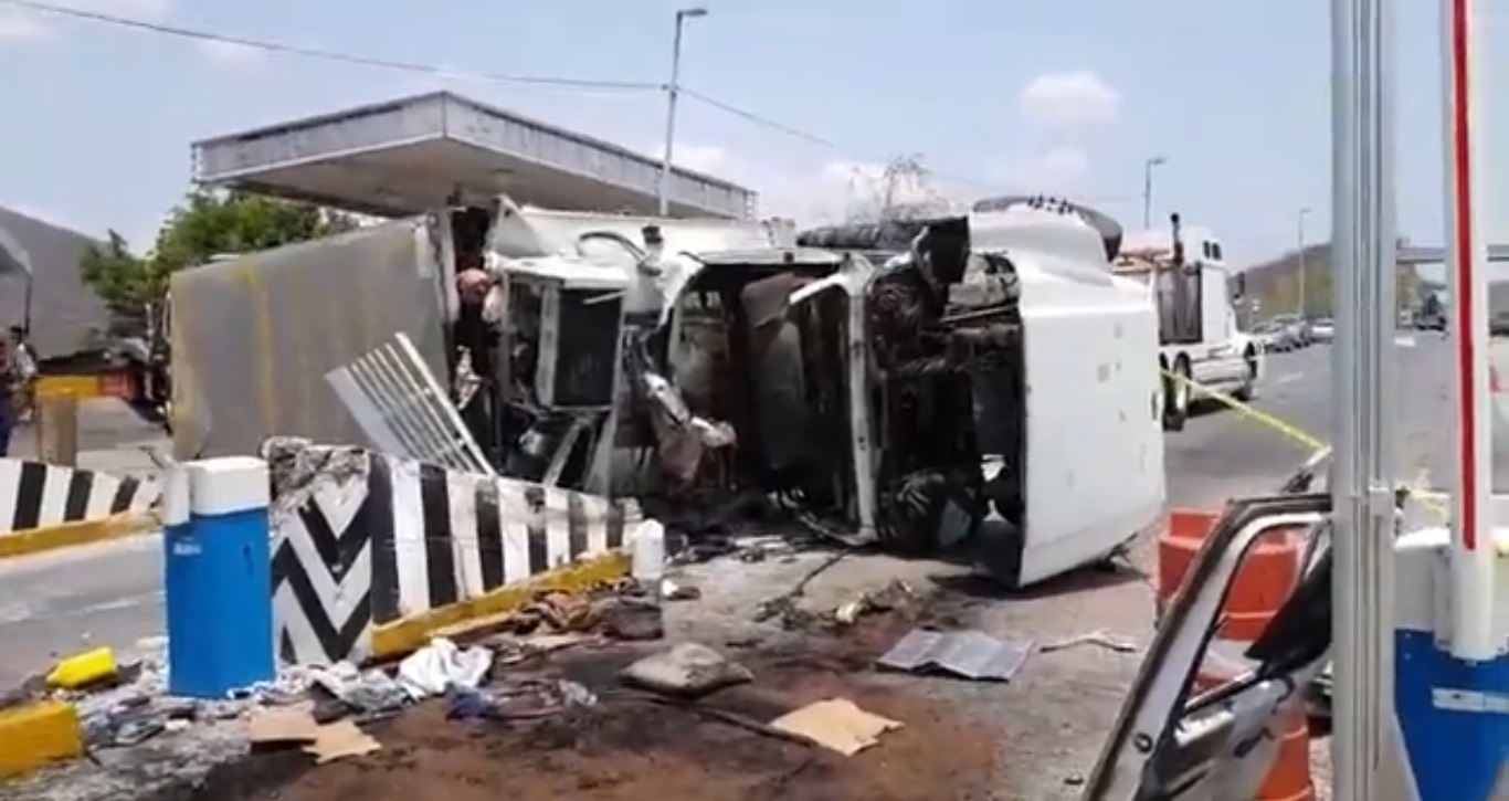 2 MUERTOS POR VOLCADURA DE TRÁILER EN AUTOPISTA DEL SOL