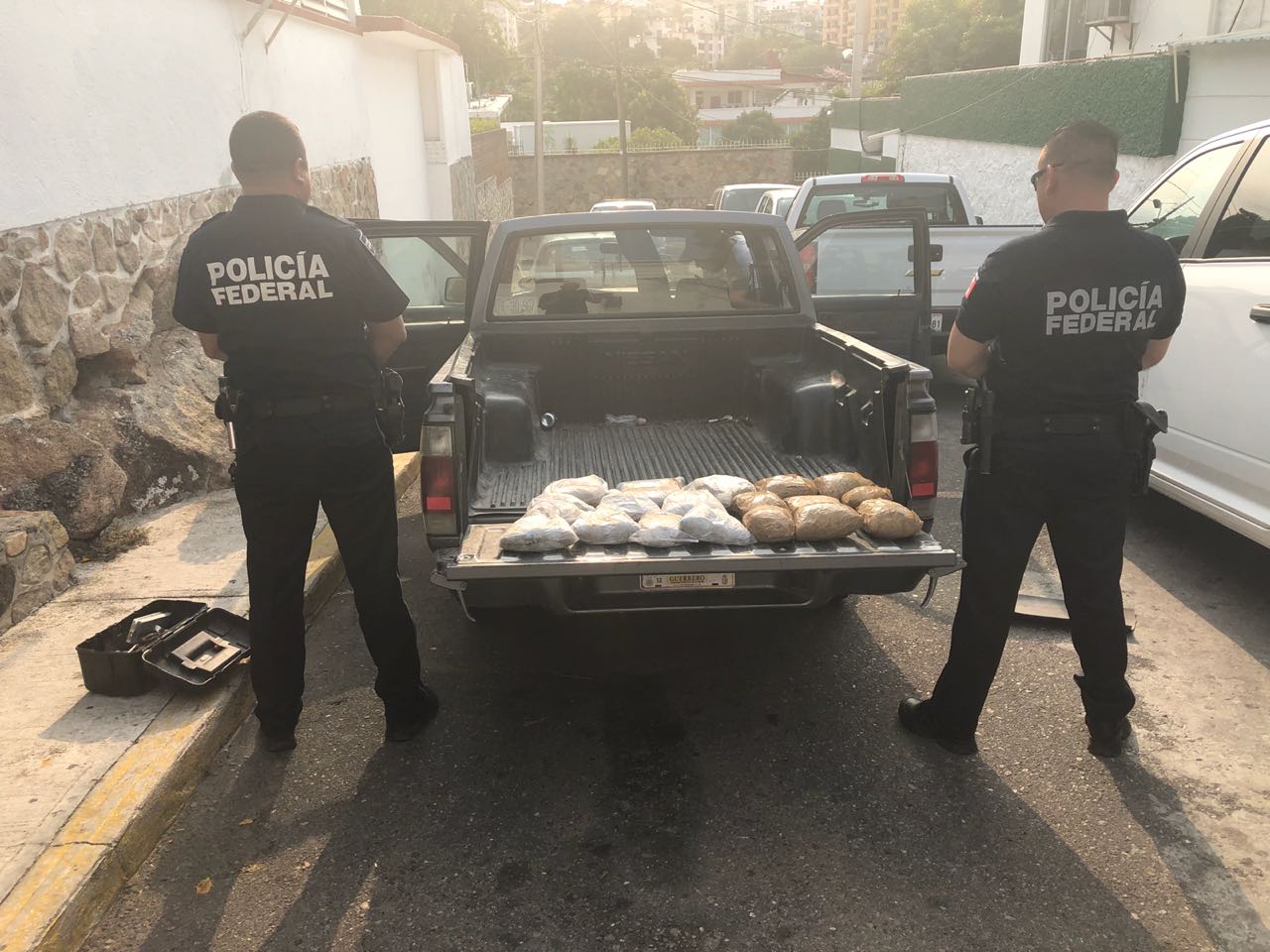 PF DETIENE A 2 PERSONAS QUE TRANSPORTABAN EN CAMIONETA 30 KG DE HEROÍNA