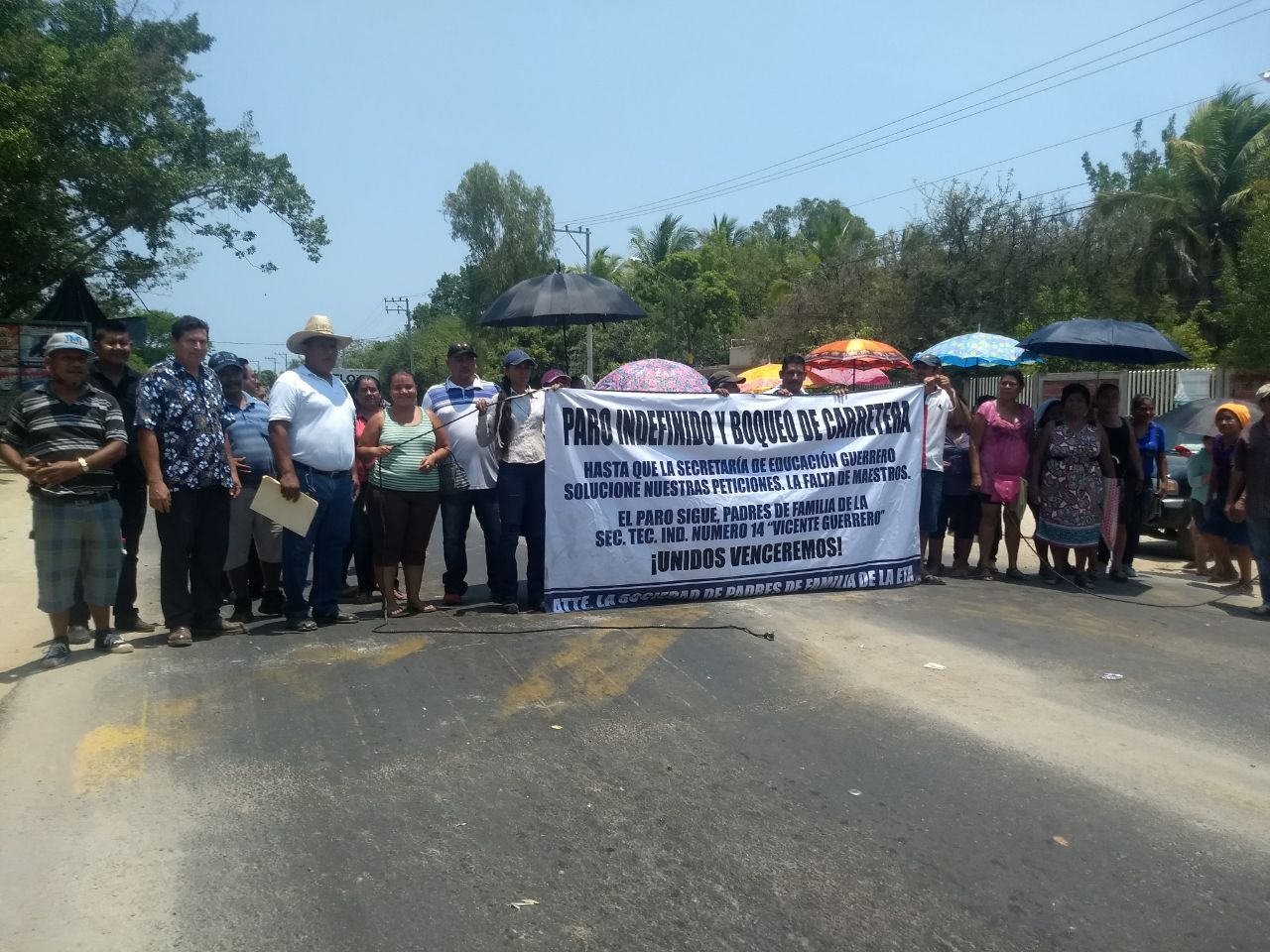 PADRES DE LA TÉCNICA 14 DE PETATLÁN BLOQUEAN CARRETERA EN APOYO A DOCENTES