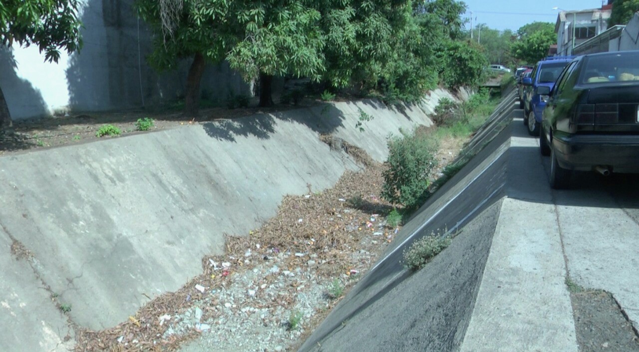 CANALES DE ZIHUATANEJO LLENOS DE BASURA A DÍAS DE COMENZAR LA TEMPORADA DE LLUVIAS