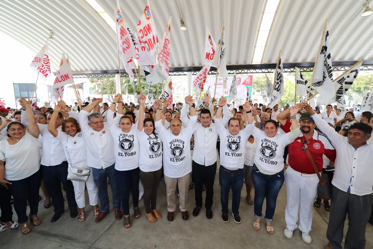 RODOLFO ESCOBAR RECIBE CON AFECTO EN SU SEDE A MANUEL AÑORVE Y GABY BERNAL