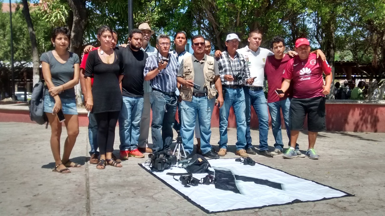 PROTESTAN PERIODISTAS DE ZIHUATANEJO POR ASESINATO DE COLEGA EN TAMAULIPAS