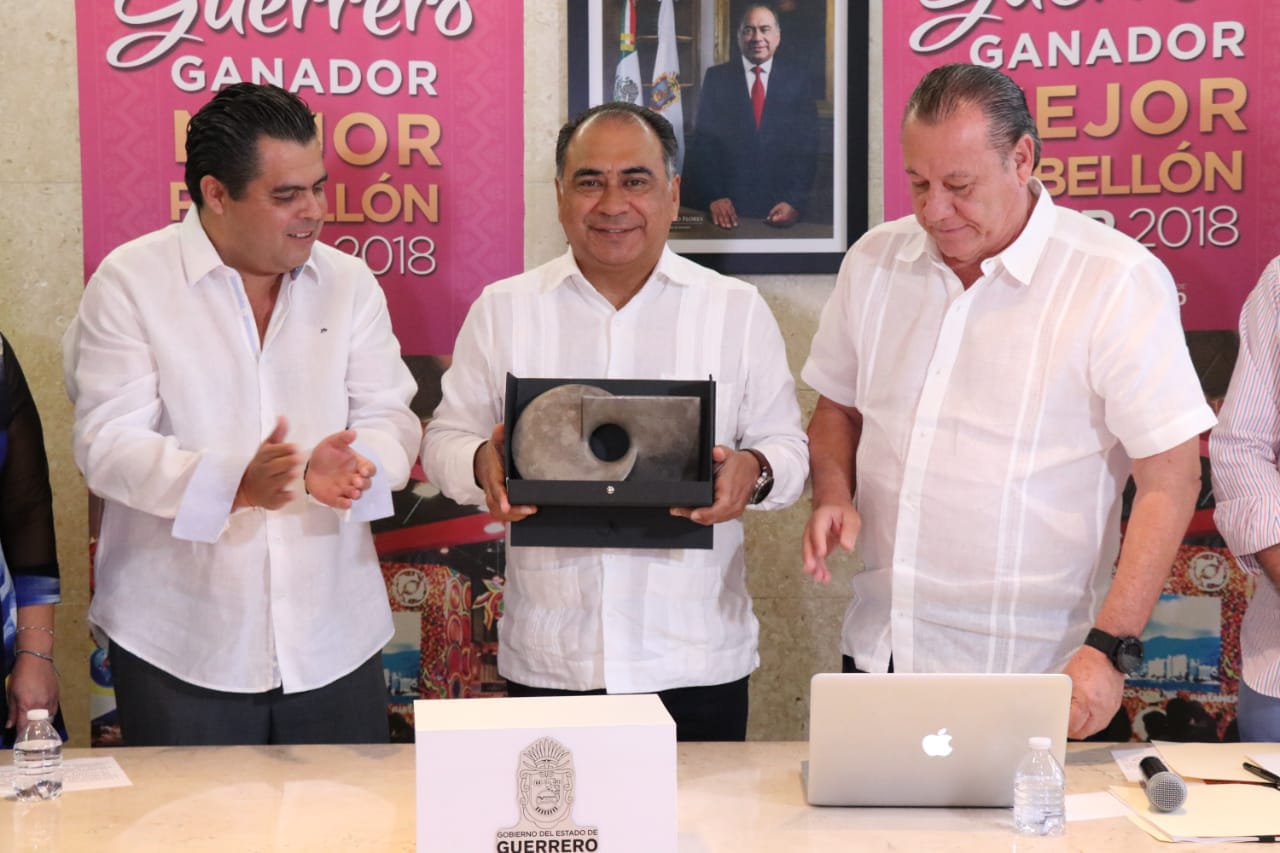 RECIBE ASTUDILLO GALARDÓN DE LA FITUR POR EL PABELLÓN ‘ASÍ ES GUERRERO’