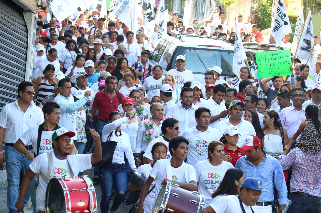 CIENTOS DE ACAPULQUEÑOS ABREN SUS HOGARES PARA RECIBIR A MANUEL AÑORVE