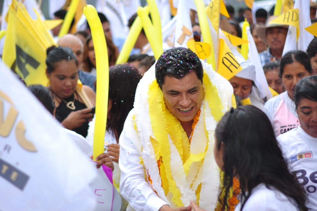 HABITANTES DE PALO BLANCO RECIBEN A TOÑO GASPAR