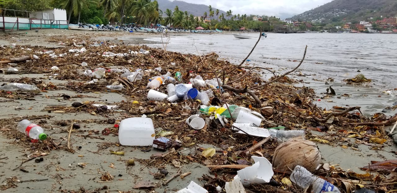 LLUVIAS ARRASTRAN TONELADAS DE BASURA A CALLE PRINCIPAL