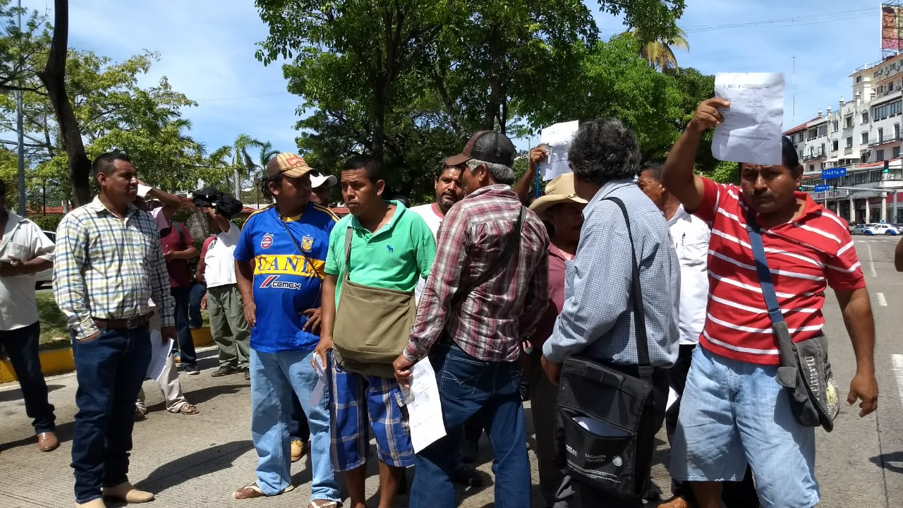 COMISARIOS BLOQUEAN LA COSTERA PARA EXIGIR A EVODIO  PAGO DE UN APOYO PARA LA REALIZACIÓN DE OBRAS