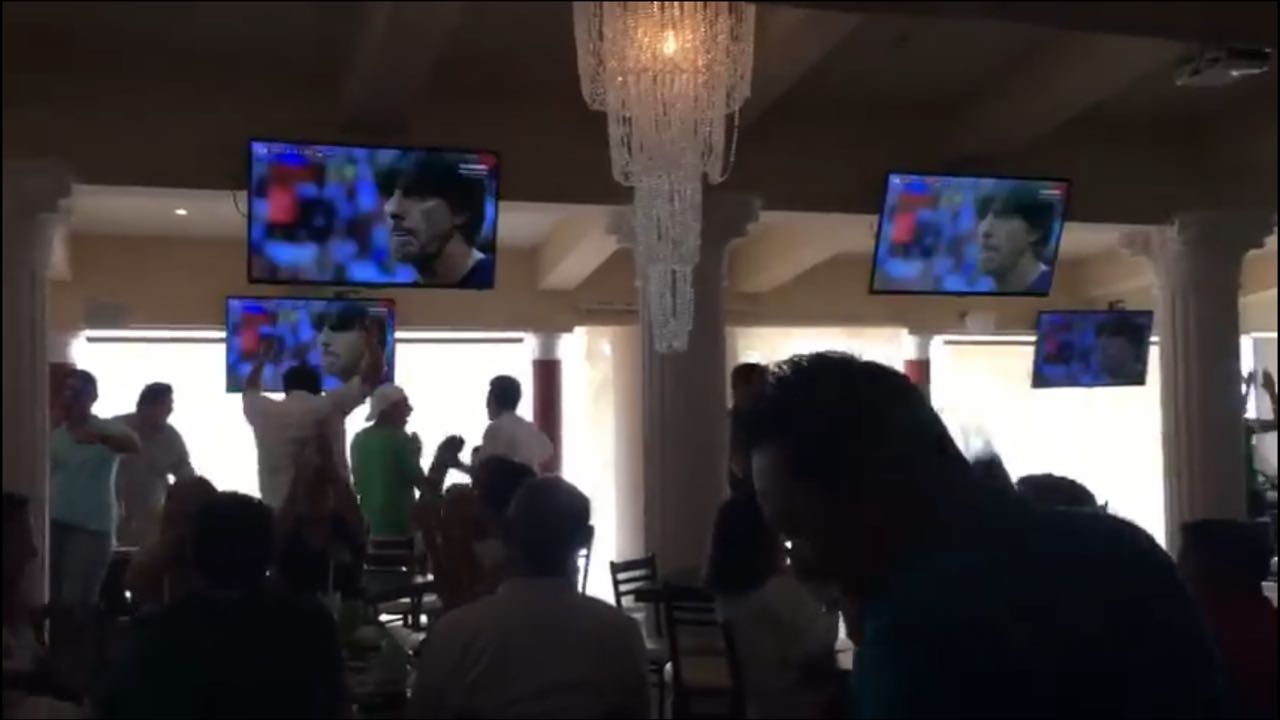 ACAPULQUEÑOS CELEBRAN TRIUNFO DE COREA