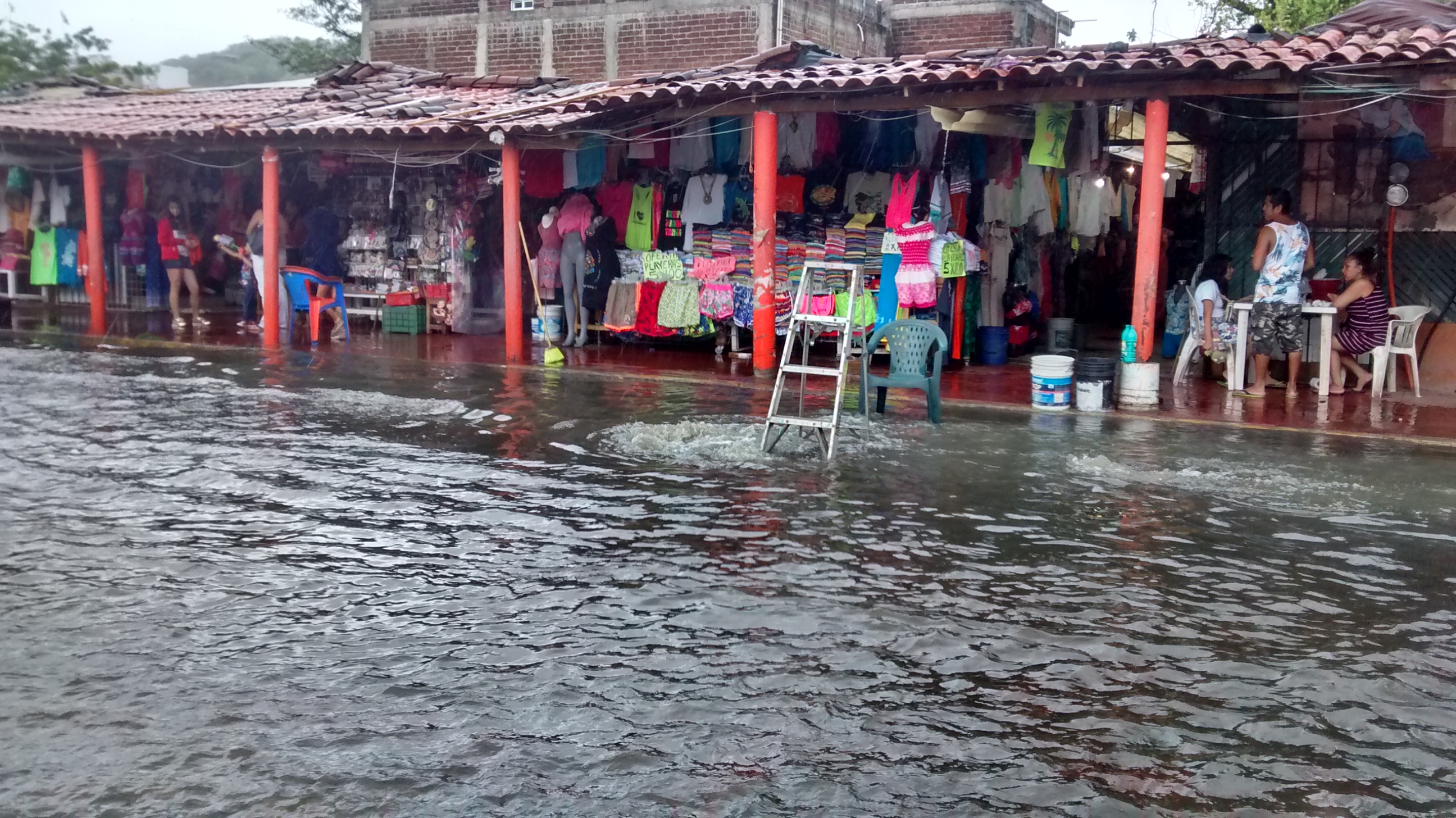 “CARLOTTA” INUNDA MÁS DE 200 LOCALES  EN EL CENTRO DE ZIHUATANEJO