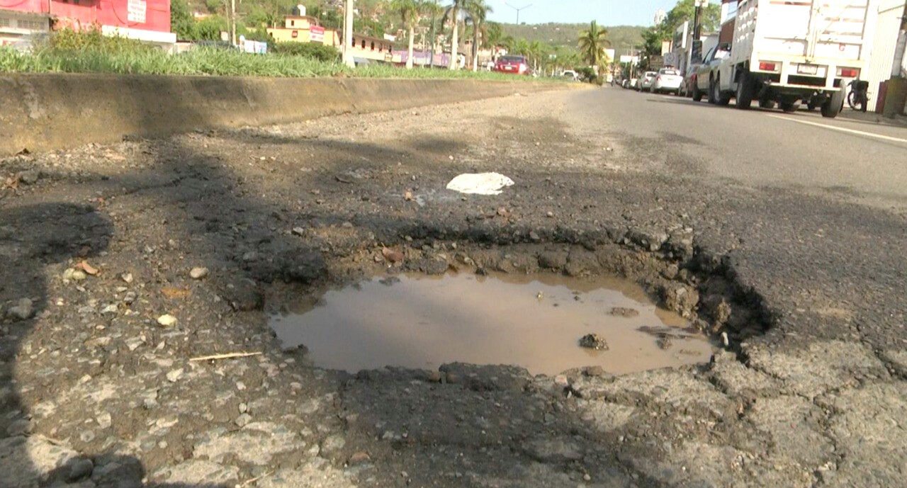 LLUVIAS HAN DAÑADO VIALIDADES DE ZIHUATANEJO; REPORTAN AUTOMOVILISTAS