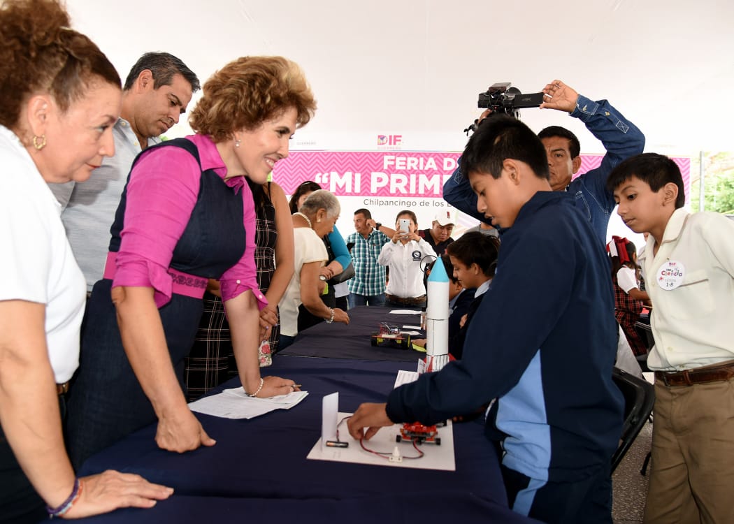 PREMIA MERCEDES CALVO A GANADORES DEL CONCURSO ‘MI PRIMER INVENTO’