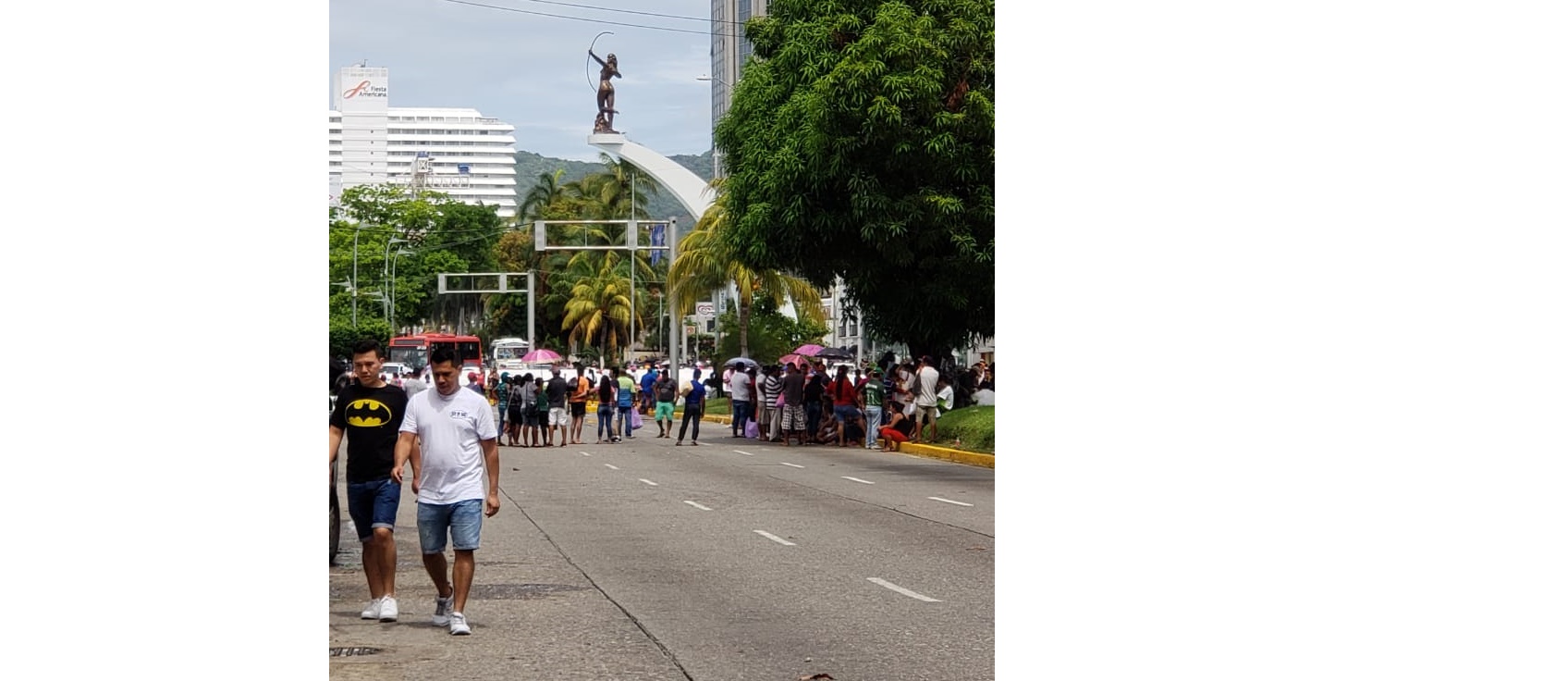 SUPUESTOS FAMILIARES DE REOS BLOQUEAN AVENIDAS PRINCIPALES DE ACAPULCO