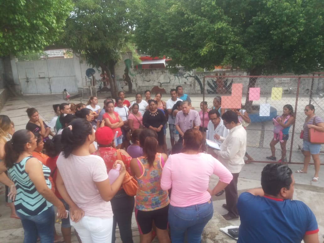 PADRES DE FAMILIA PROTESTAN POR DESVÍO DE RECURSOS DE  DIRECTOR DE PRIMARIA EN COLOSO