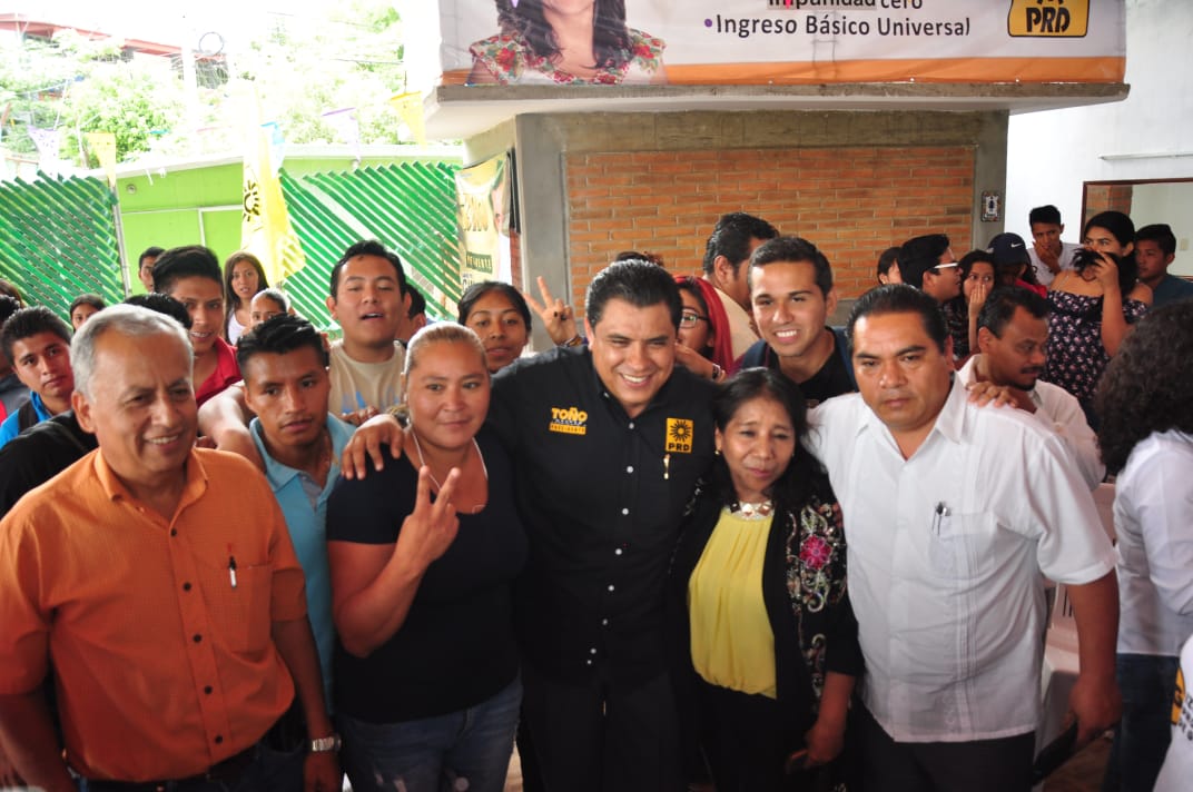 ESTUDIANTES Y MAESTROS DE LA  UAGRO EN CHILPANCINGO RESPALDAN A TOÑO GASPAR