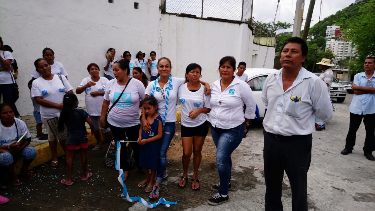 CRYSTAL MEDINA, SE COMPROMETE  A LLEVAR MEJORÍAS A LAS ESCUELAS EN BALCONES DE COSTA AZUL