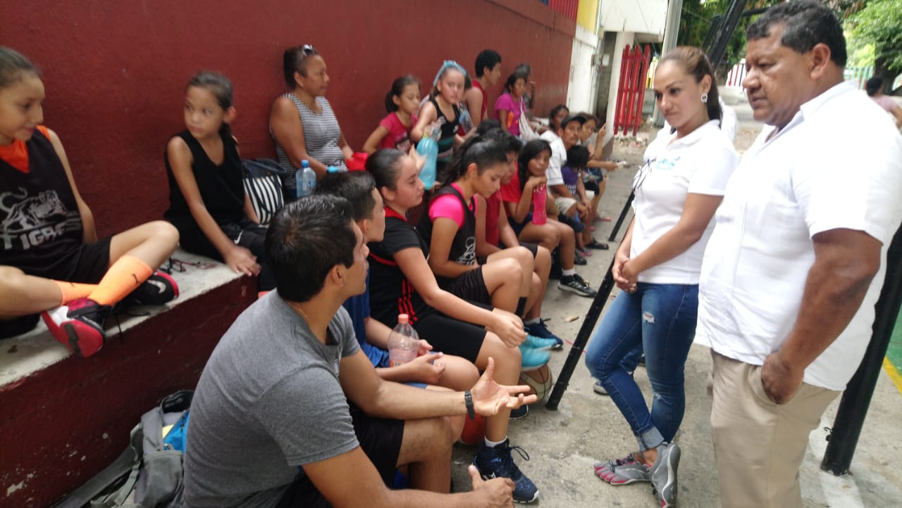 VISITA CRYSTAL MEDINA A HABITANTES DE ICACOS, QUIENES BRINDAN SU TOTAL APOYO