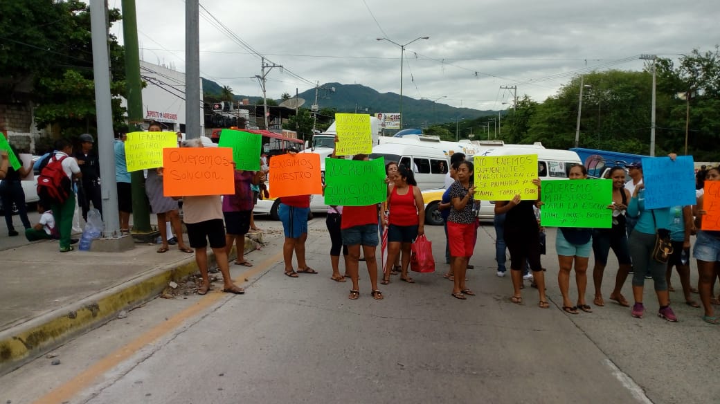 PADRES DE FAMILIA BLOQUEAN BULEVARD POR FALTA DE 5 MAESTROS