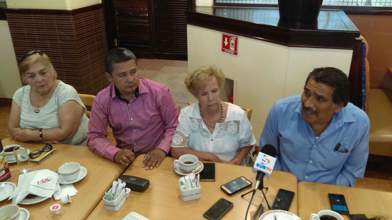 EX DIRIGENTES DEL PRD PIDEN A ZEFERINO QUE DECLINE POR ADELA