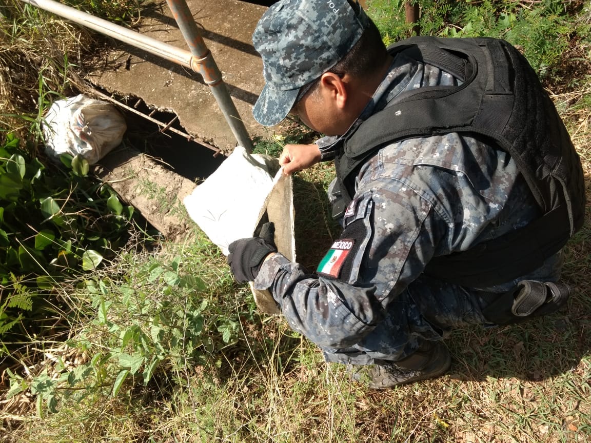 GENDARMERÍA LOCALIZA CINCO ARMAS DE FUEGO, MUNICIONES Y DROGA EN UN CAMINO DE TERRACERÍA EN GUERRERO