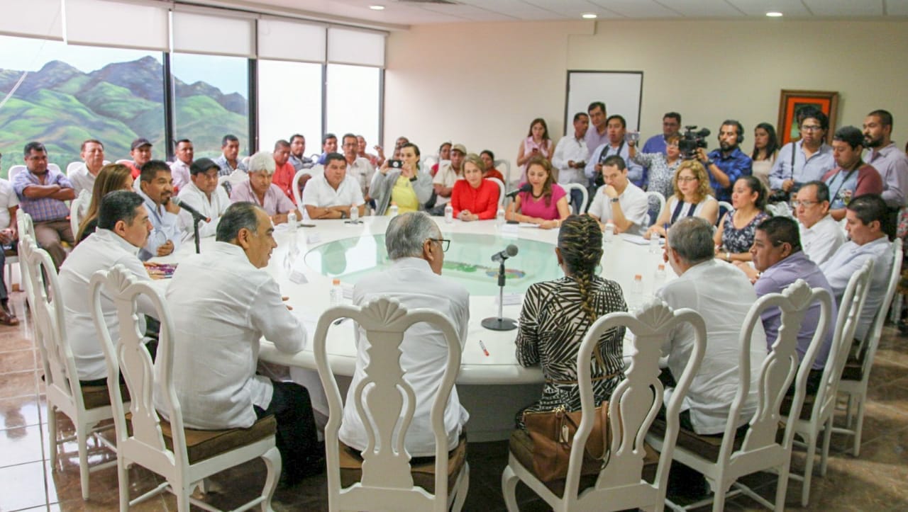 ACUERDA ASTUDILLO PROCESO EN PAZ EN AYUTLA, TAL COMO PASÓ EN LAS ELECCIONES DE OTROS 80 MUNICIPIOS