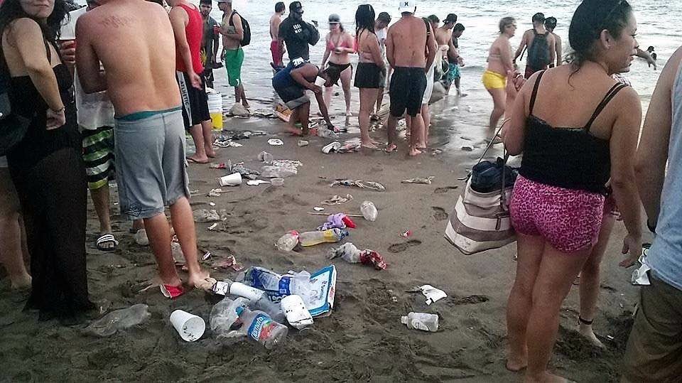 AMBULANTES Y TURISMO SOCIAL, PRINCIPALES GENERADORES DE BASURA EN PLAYA LA ROPA 