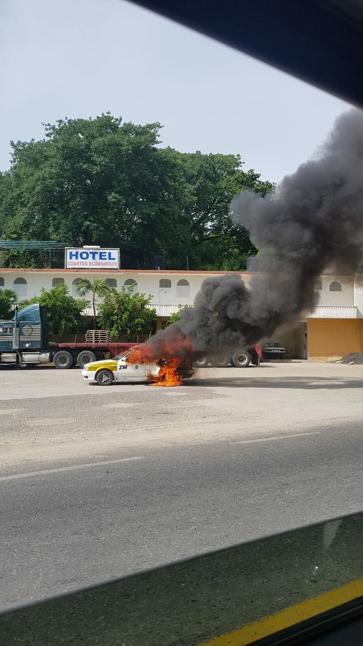 SE QUEMA TAXI EN GASOLINERA DE ACAPULCO