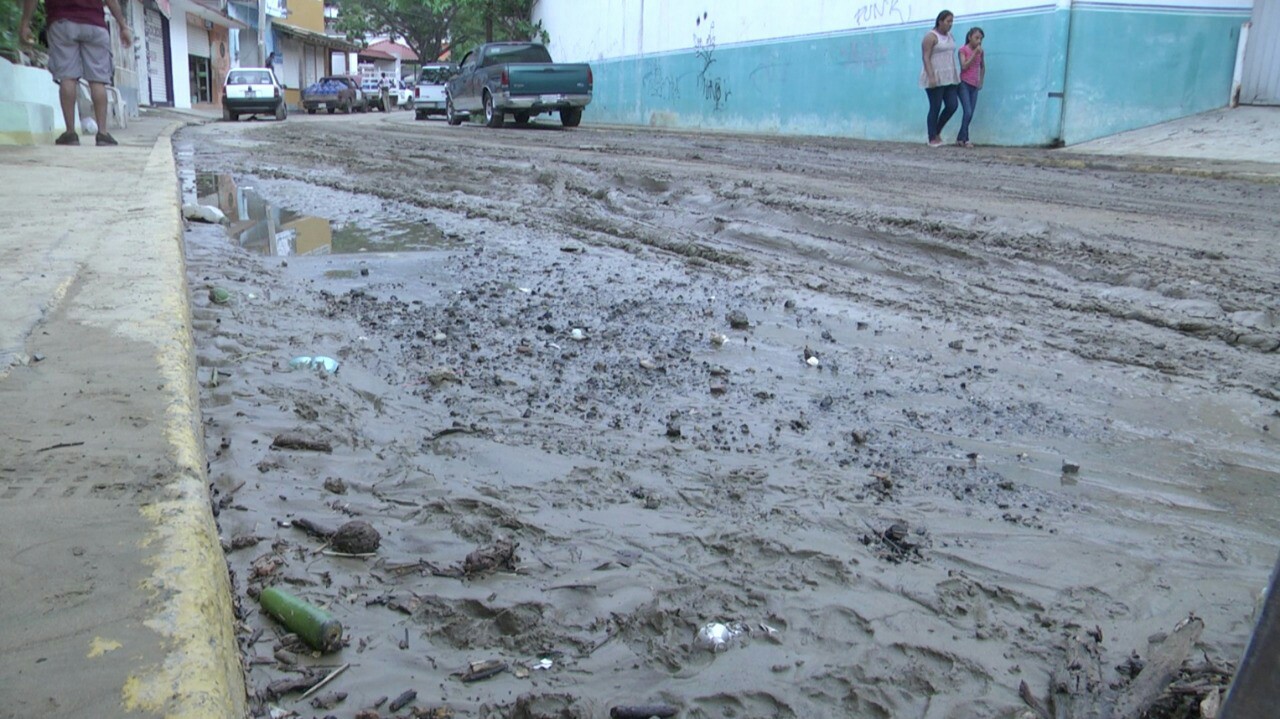 DEPRESIÓN TROPICAL ARRASTRA ESCOMBROS Y BASURA A COLONIAS Y AVENIDAS DE ZIHUATANEJO