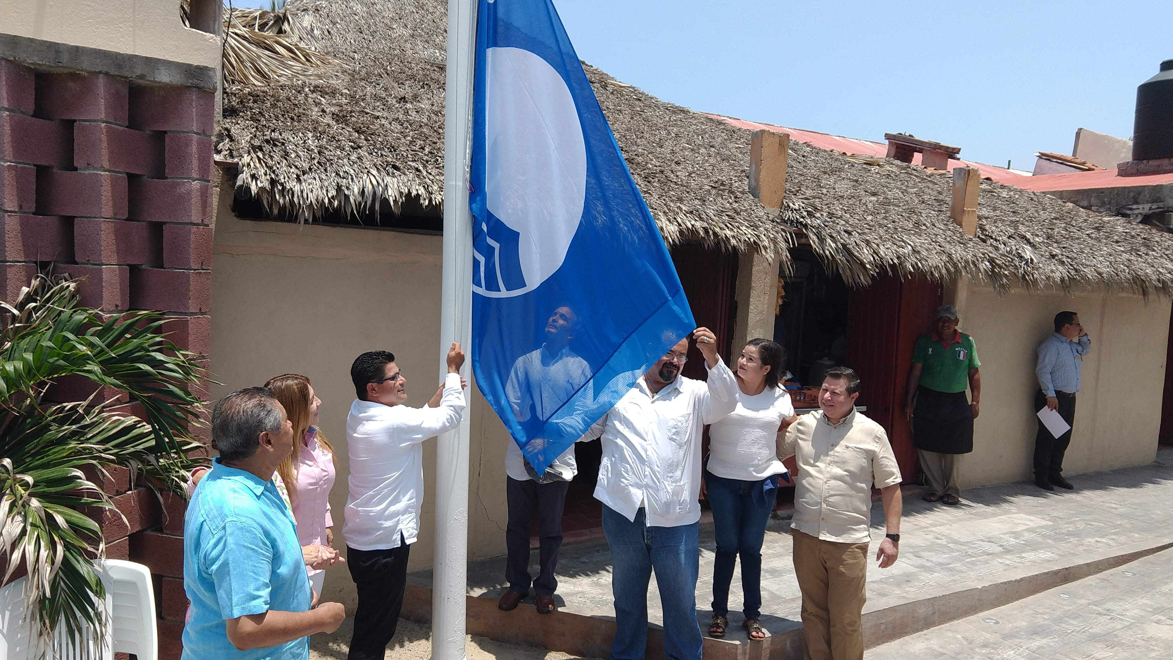 POR QUINTO AÑO CONSECUTIVO IZAN BANDERA BLUE FLAG EN PLAYA EL PALMAR DE IXTAPA 
