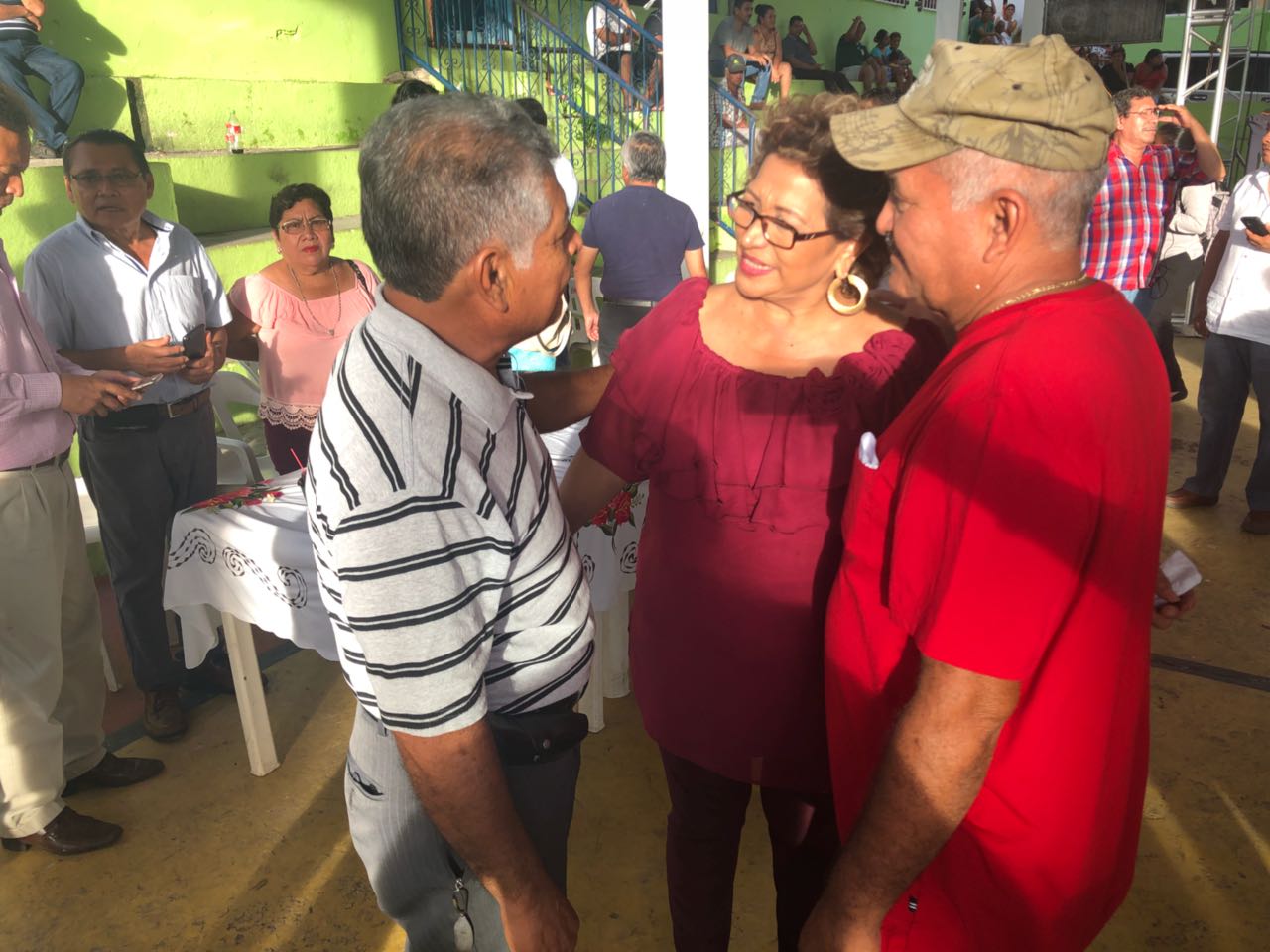 VISITA ADELA ROMÁN LA COMUNIDAD DE XALTIANGUIS Y DA LAS GRACIAS POR EL APOYO RECIBIDO