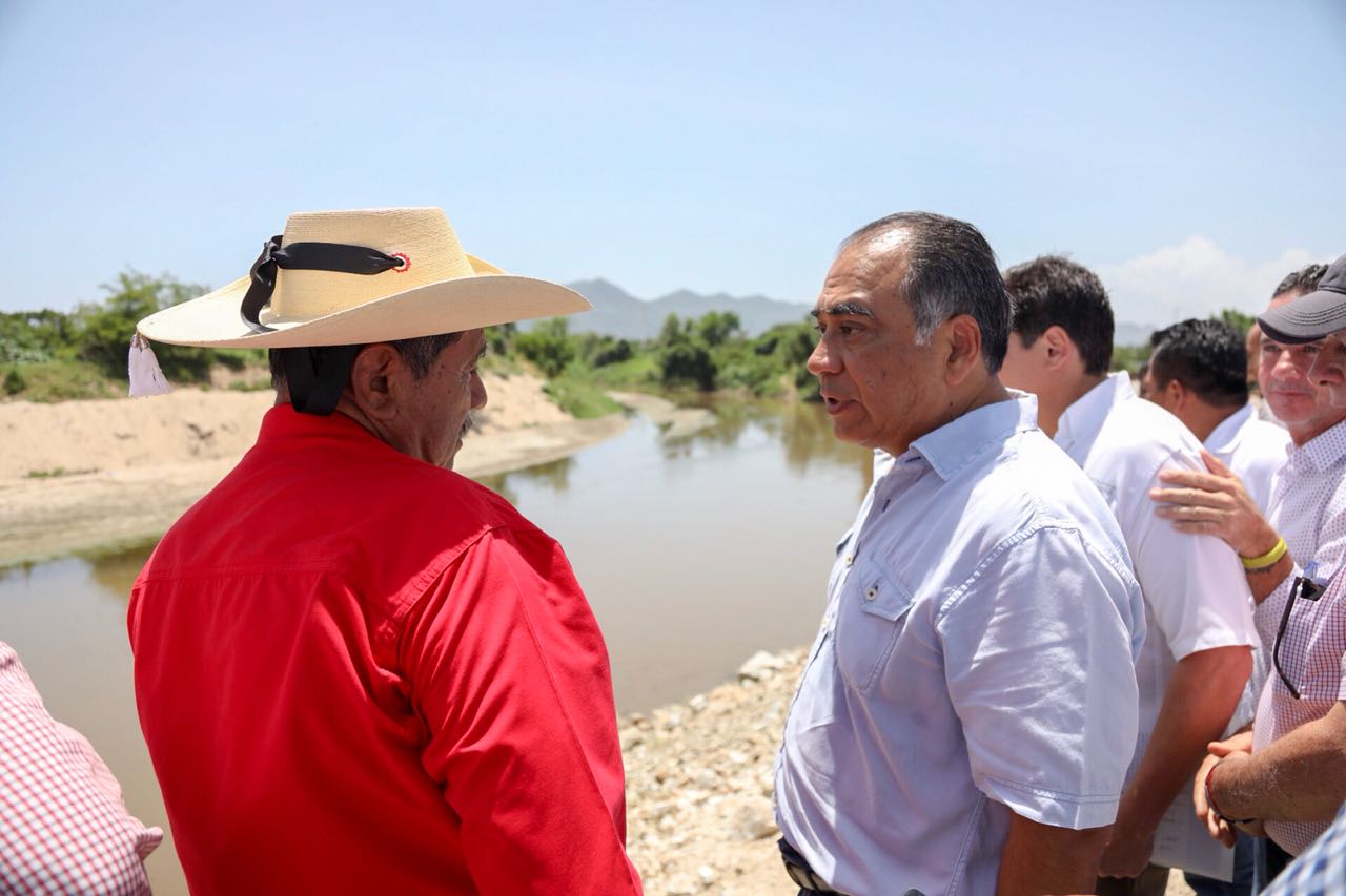 SUPERVISA ASTUDILLO TRABAJOS DE DESAZOLVE Y LIMPIEZA DEL RÍO LA SABANA Y ARROYO COLACHO DE ACAPULCO