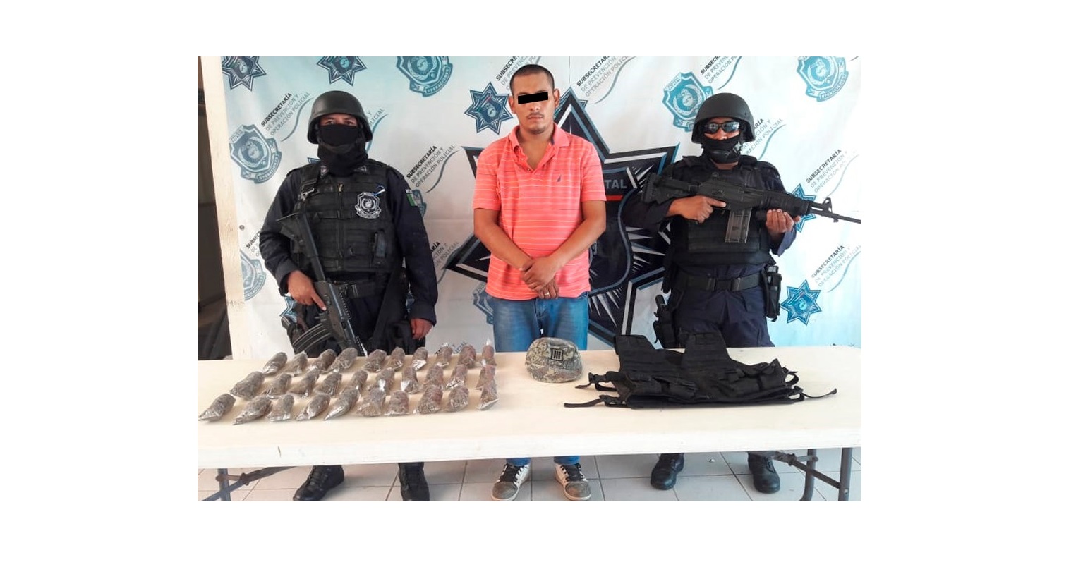 POLICÍAS ESTATALES ASEGURAN EN PETATLÁN A UN MASCULINO EN POSESIÓN DE DROGA, EQUIPO TÁCTICO Y DOS VEHÍCULOS ROBADOS