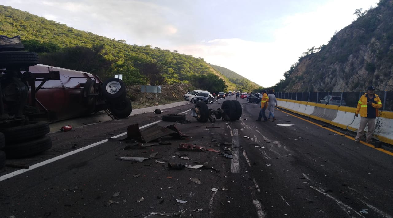 INCENDIO DE TRÁILER DEJA 3 HERIDOS Y 9 AUTOS CHOCADOS EN  AUTOPISTA DEL SOL