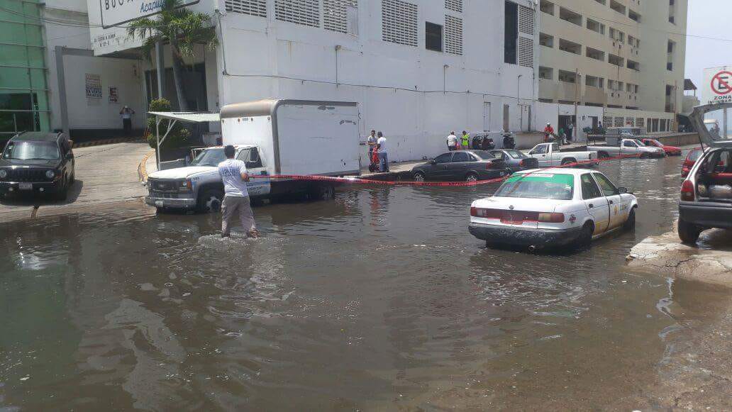 MAR DE FONDO DEJA 13 COCHES VARADOS EN ACAPULCO