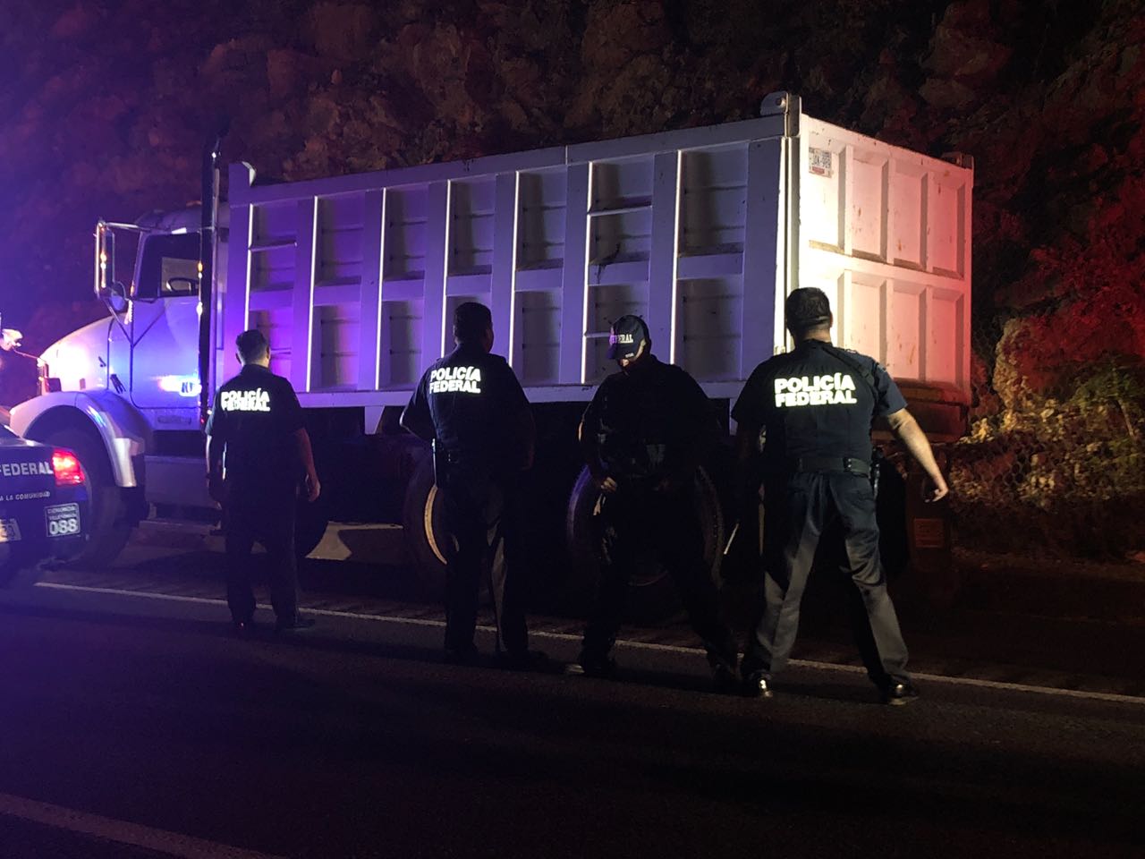 POLICÍA FEDERAL DETIENE  4  SUJETOS CON VEHÍCULOS Y MAQUINARIA PESADA ROBADOS   EN AUTOPISTA DEL SOL