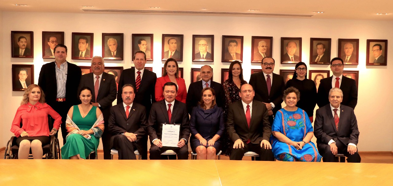 CLAUDIA RUIZ MASSIEU SOSTIENE REUNIÓN CON SENADORES ELECTOS DEL PRI