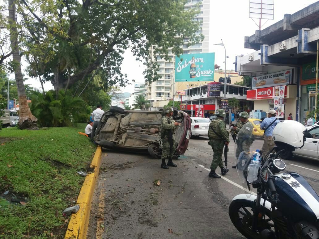 VOLCADURA EN COSTERA PROVOCA TRAFICO VEHÍCULAR