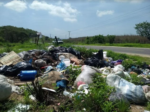 CIUDADANOS PERSISTE EN ARROJAR DESECHOS SOBRE CARRETERA ACAPULCO-ZIHUATANEJO 