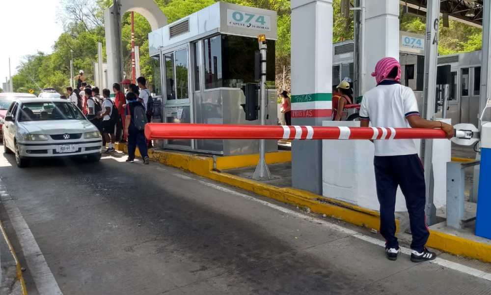 Normalistas de Ayotzinapa toman las casetas de la Autopista del Sol