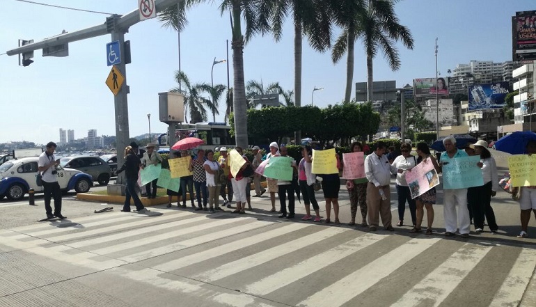 JUBILADOS Y PENSIONADOS BLOQUEAN COSTERA, EXIGEN PAGOS