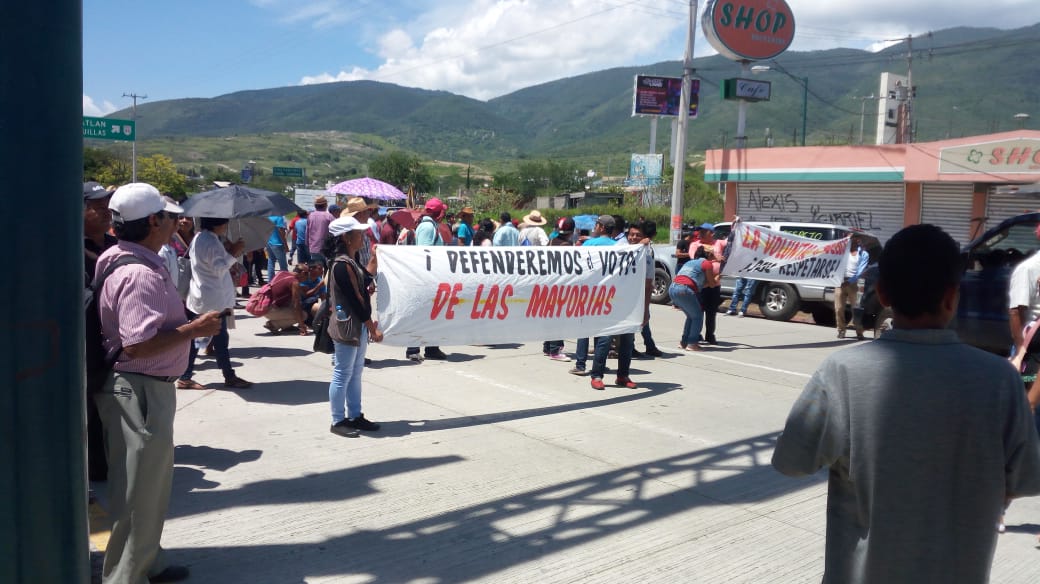 BLOQUEARON MILITANTES DE MORENA  AUTOPISTA DEL SOL 