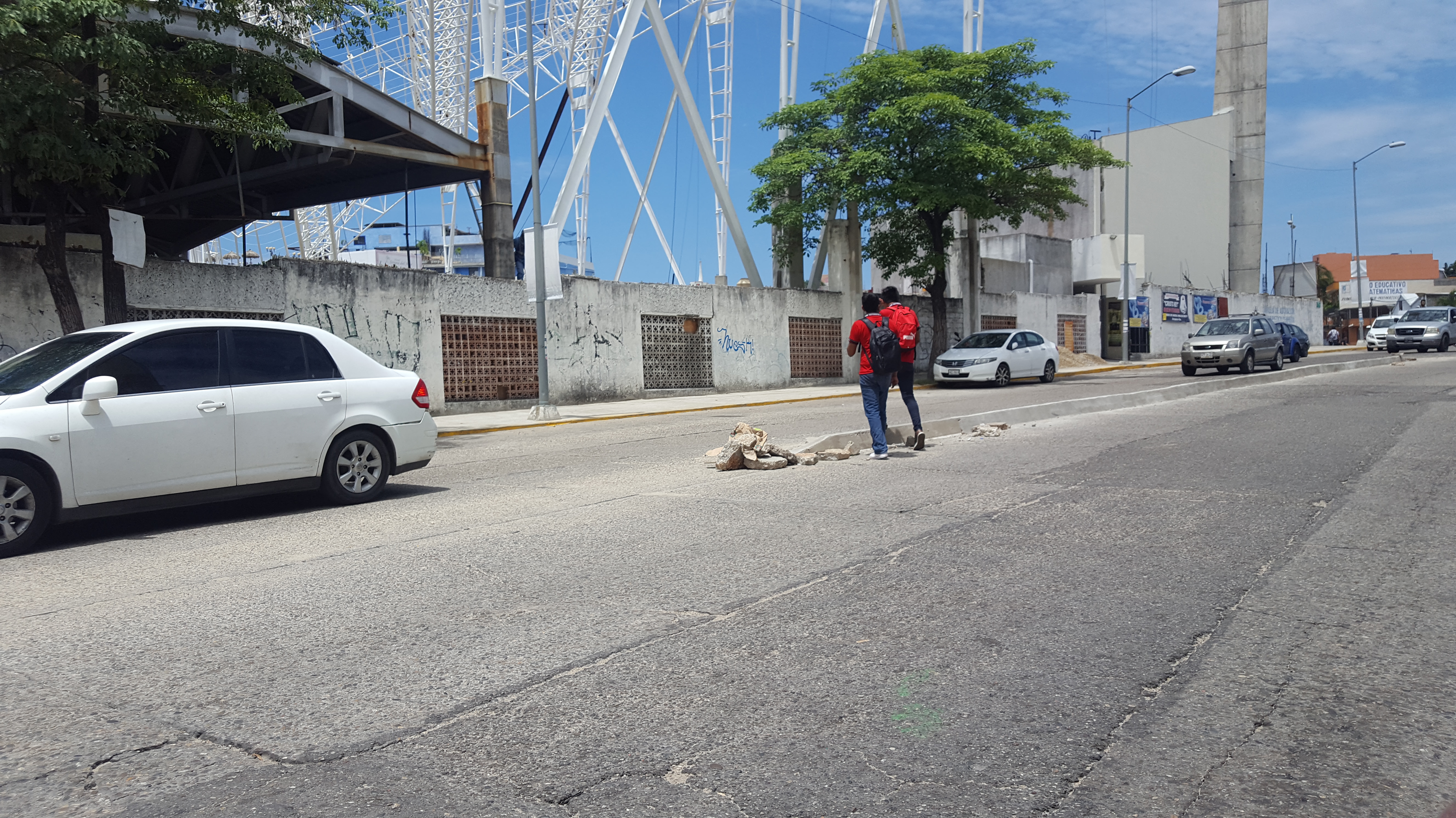 BLOQUES DE CEMENTO EN AVENIDA UNIVERSIDAD INNECESARIOS Y COSTOSOS