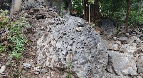 AL MENOS CUATRO COLONIAS DE ZIHUATANEJO EN RIESGO POR GRANDES ROCAS 