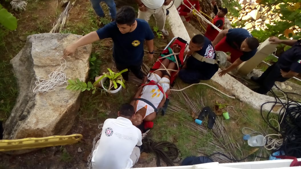 RESCATA PC ACAPULCO A DOS TURISTAS QUE ESTABAN EN LOS ACANTILADOS DE SINFONÍA DEL MAR