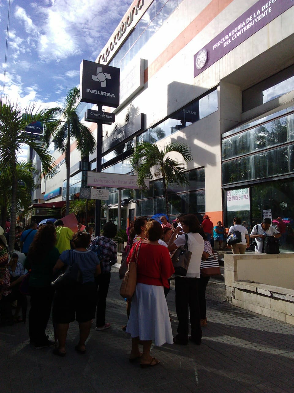 JUBILADOS PROTESTAN POR ADEUDO EN PENSIONES