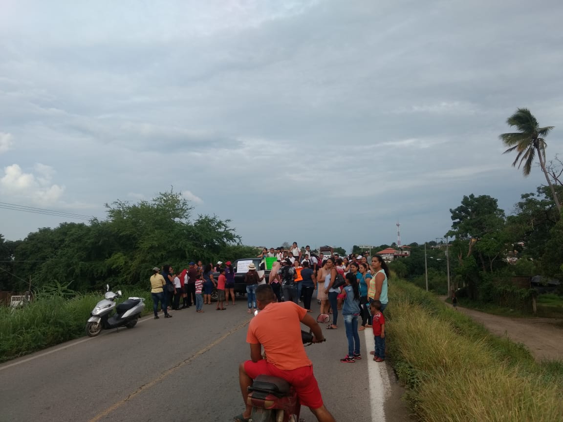 PERSISTE CARENCIA DE MAESTROS; PADRES BLOQUEAN LA ACAPULCO-ZIHUATANEJO EN TECPAN